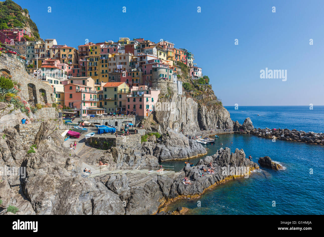 Manarola, La Spezia, Liguria, Italia. Manarola es uno de los cinco pueblos de Cinque Terre, o Cinco Tierras. Foto de stock