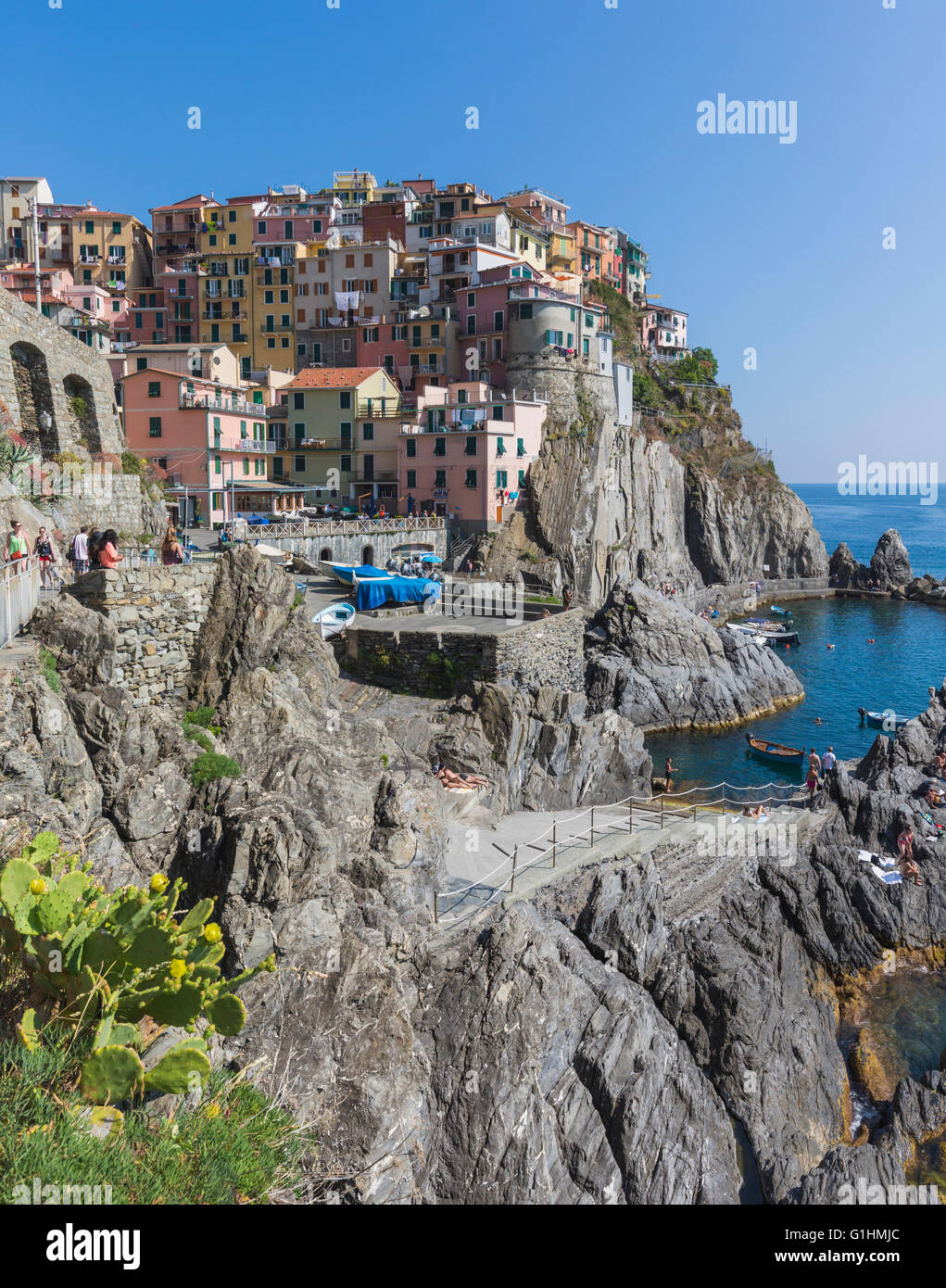 Manarola, La Spezia, Liguria, Italia. Manarola es uno de los cinco pueblos de Cinque Terre, o Cinco Tierras. Foto de stock
