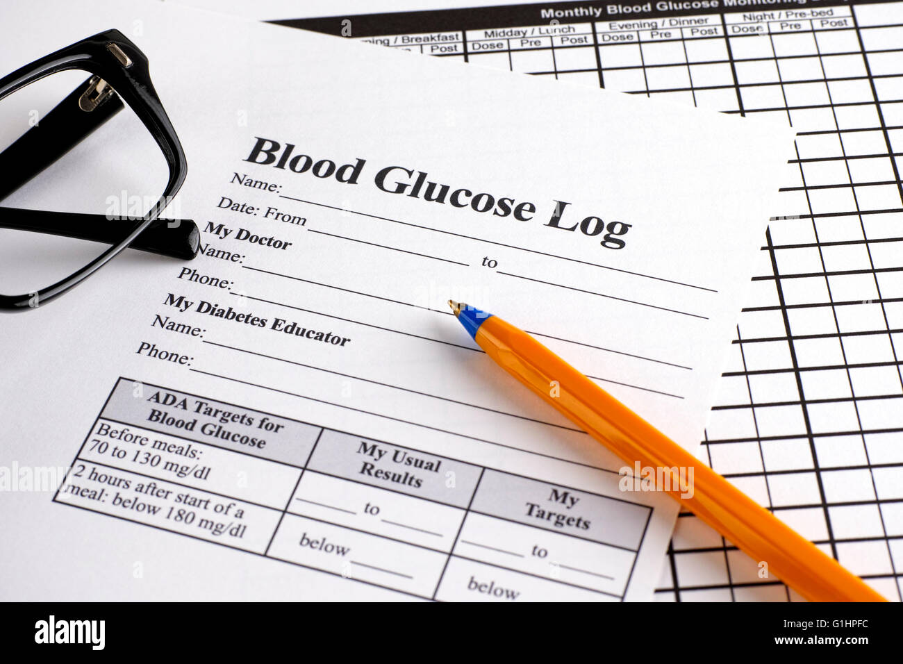 Registro de glucosa en sangre y mensual de monitoreo de glucosa en la  sangre diario formularios con bolígrafo y gafas Fotografía de stock - Alamy