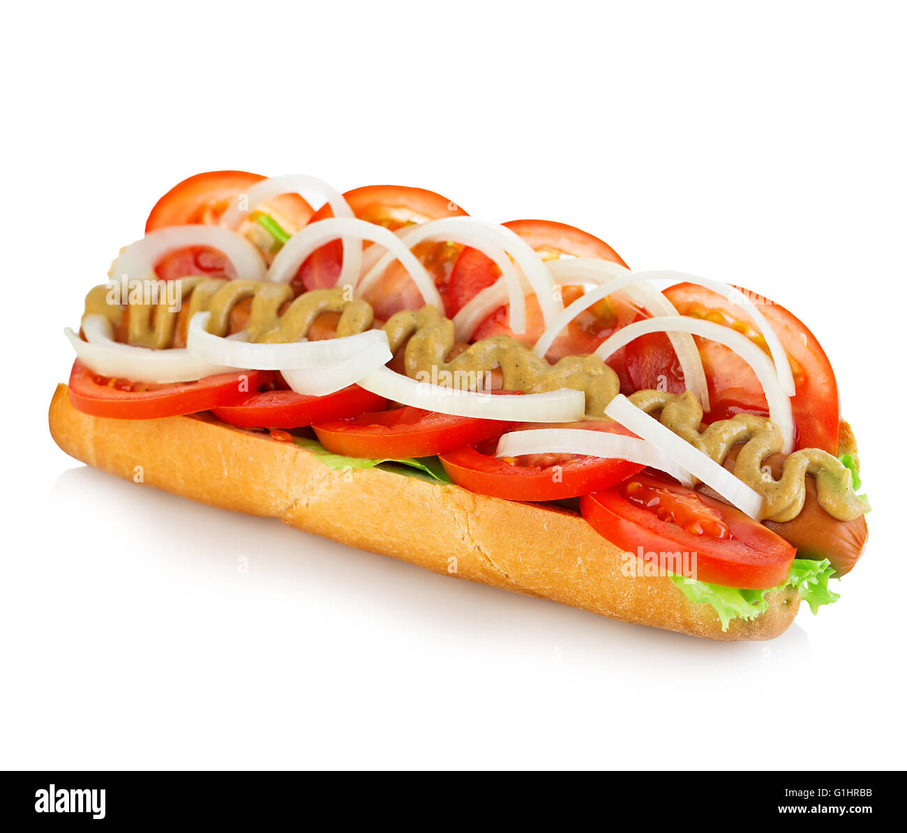 Hot dog estilo americano con lechuga, cebolla y tomate de cerca en