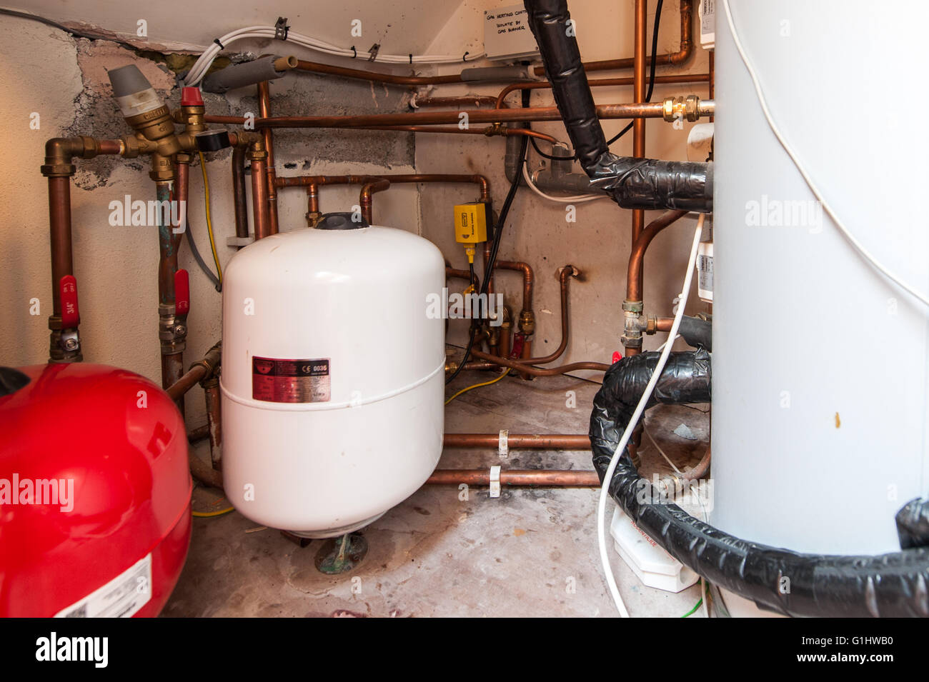 Un sistema de zonificación de la fontanería doméstica para calefacción central. Foto de stock