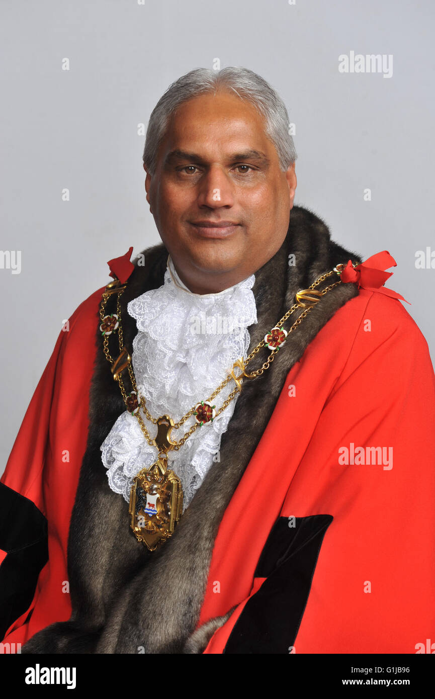 Oxford, Reino Unido. 16 de mayo de 2016. Councillor. Mohammed Altaf-Khan Oxford de nuevo Alcalde. Oxford . Gran Bretaña Credit: Denis Kennedy/Alamy Live News Foto de stock