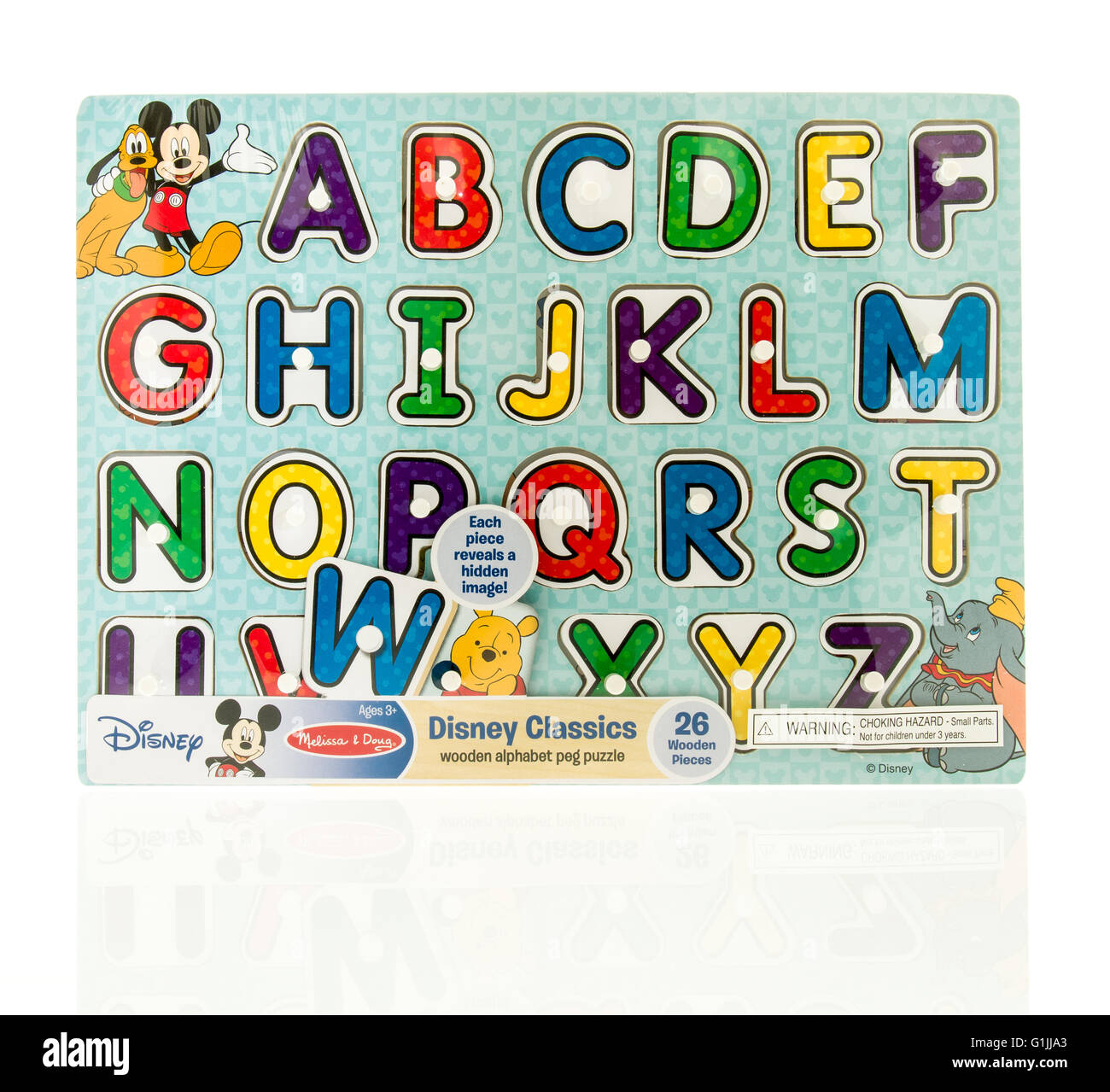 Winneconne, WI - 15 de mayo de 2016: Paquete de un alfabeto clásico Disney puzzle sobre un fondo aislado Foto de stock