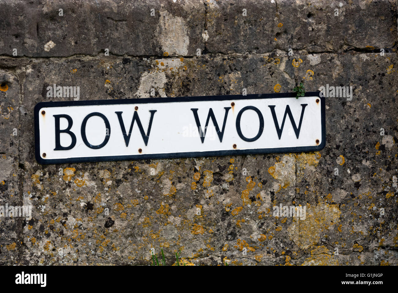 Bow Wow, signo de la calle South Cerney village, Gloucestershire, Inglaterra, Reino Unido. Foto de stock