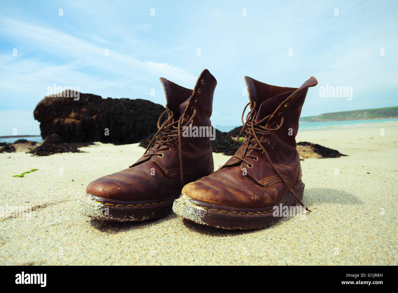 Un par de botas para caminar en la playa en verano Fotografía de stock -  Alamy