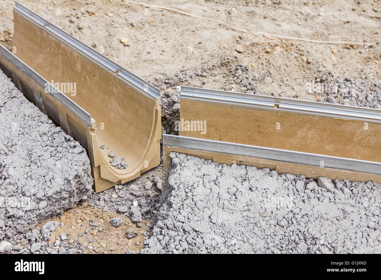 Ver en el canal de drenaje de aguas lluvia en el sitio de construcción  Fotografía de stock - Alamy