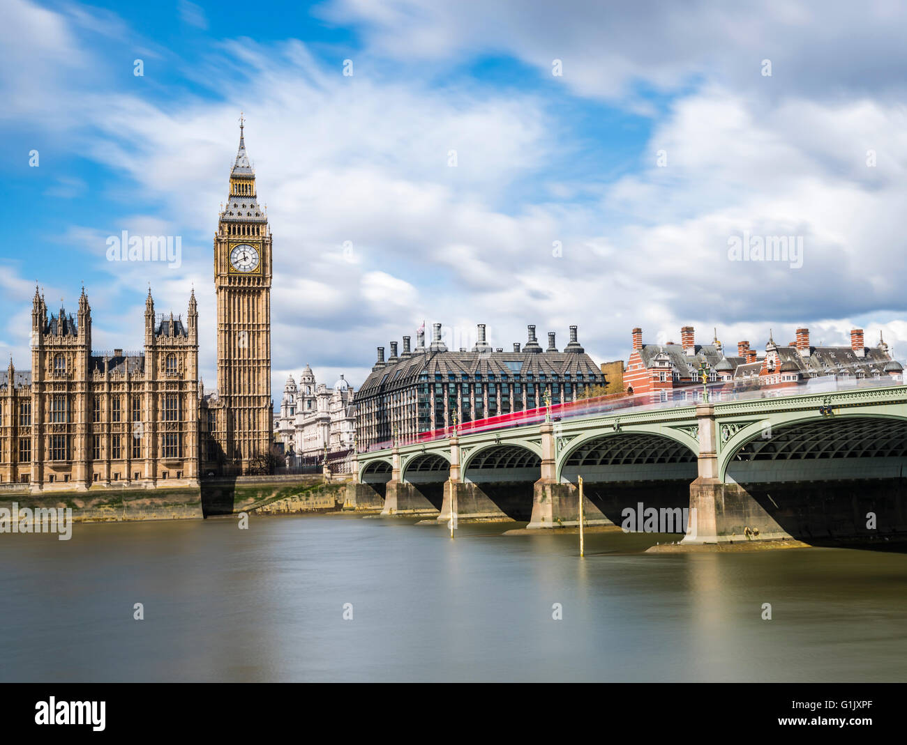 La larga exposición de autobuses rojos en el puente de Westminster, Londres, Reino Unido. Foto de stock
