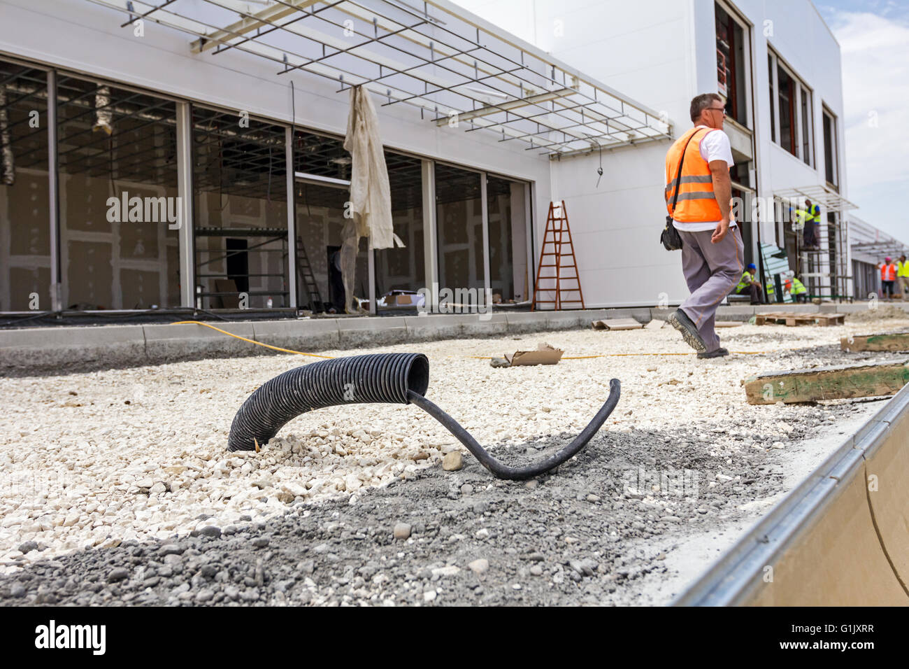 Tubo corrugado tubo de plástico negro con cable sale del suelo en un sitio  en construcción Fotografía de stock - Alamy