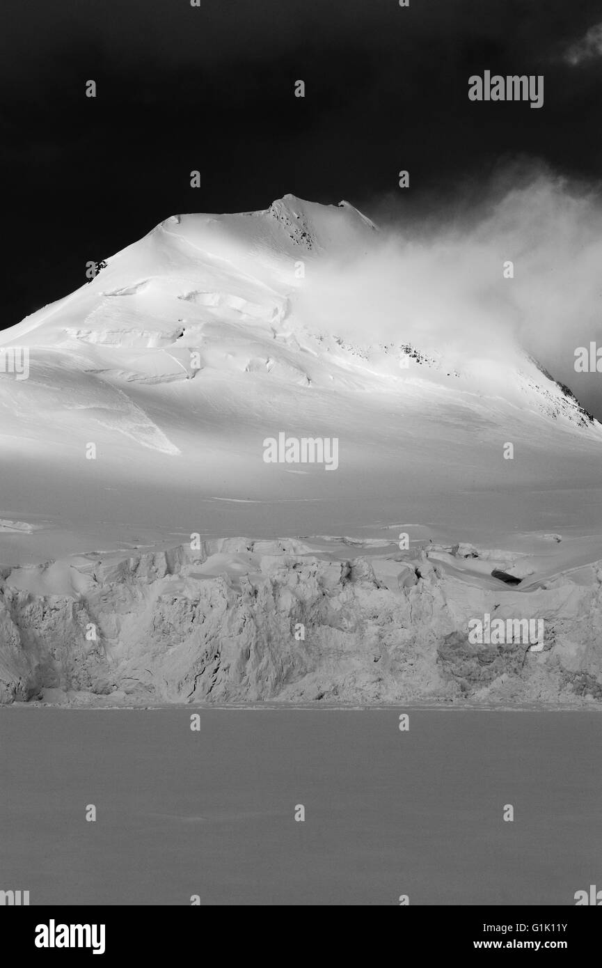Montañas y glaciares, Puerto Lockroy, Península Antártica, la conversión en blanco y negro Foto de stock
