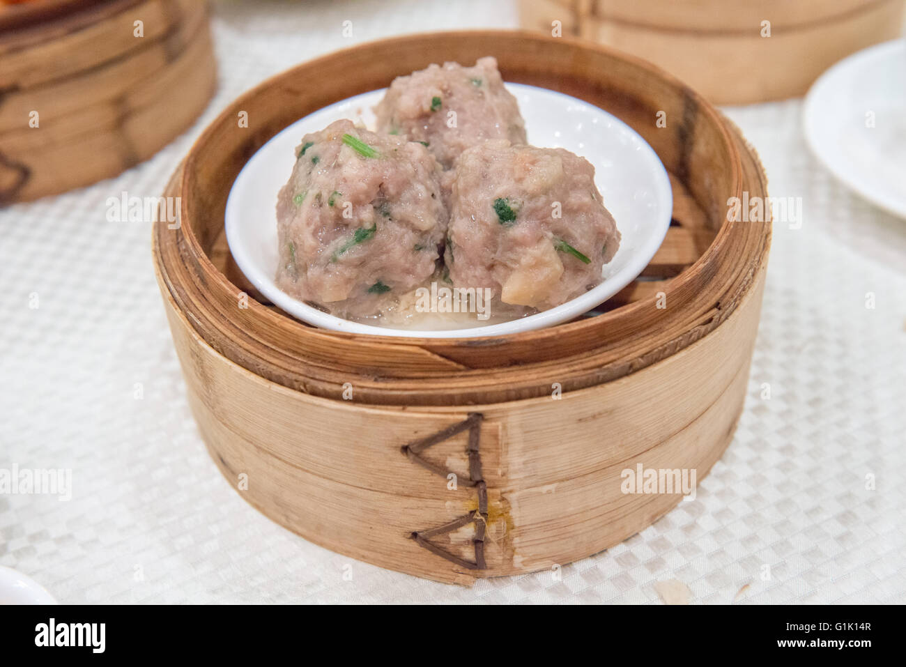 Las bolas de carne de vacuno en bambú canasta en dim sum Foto de stock