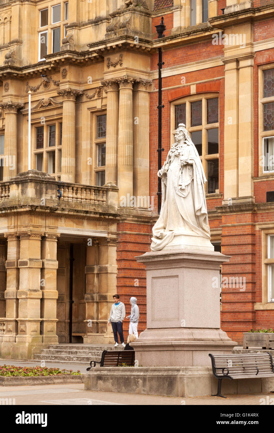 La estatua de la Reina Victoria de 1902, fuera del ayuntamiento en el desfile, Leamington Spa, Warwickshire, REINO UNIDO Foto de stock