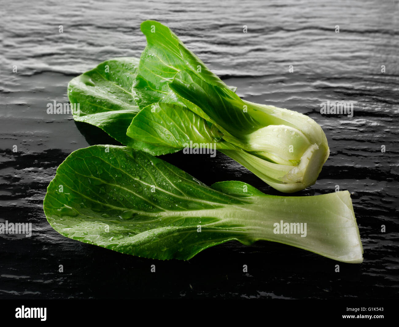 Entero fresco hojas de Pak Choi Foto de stock