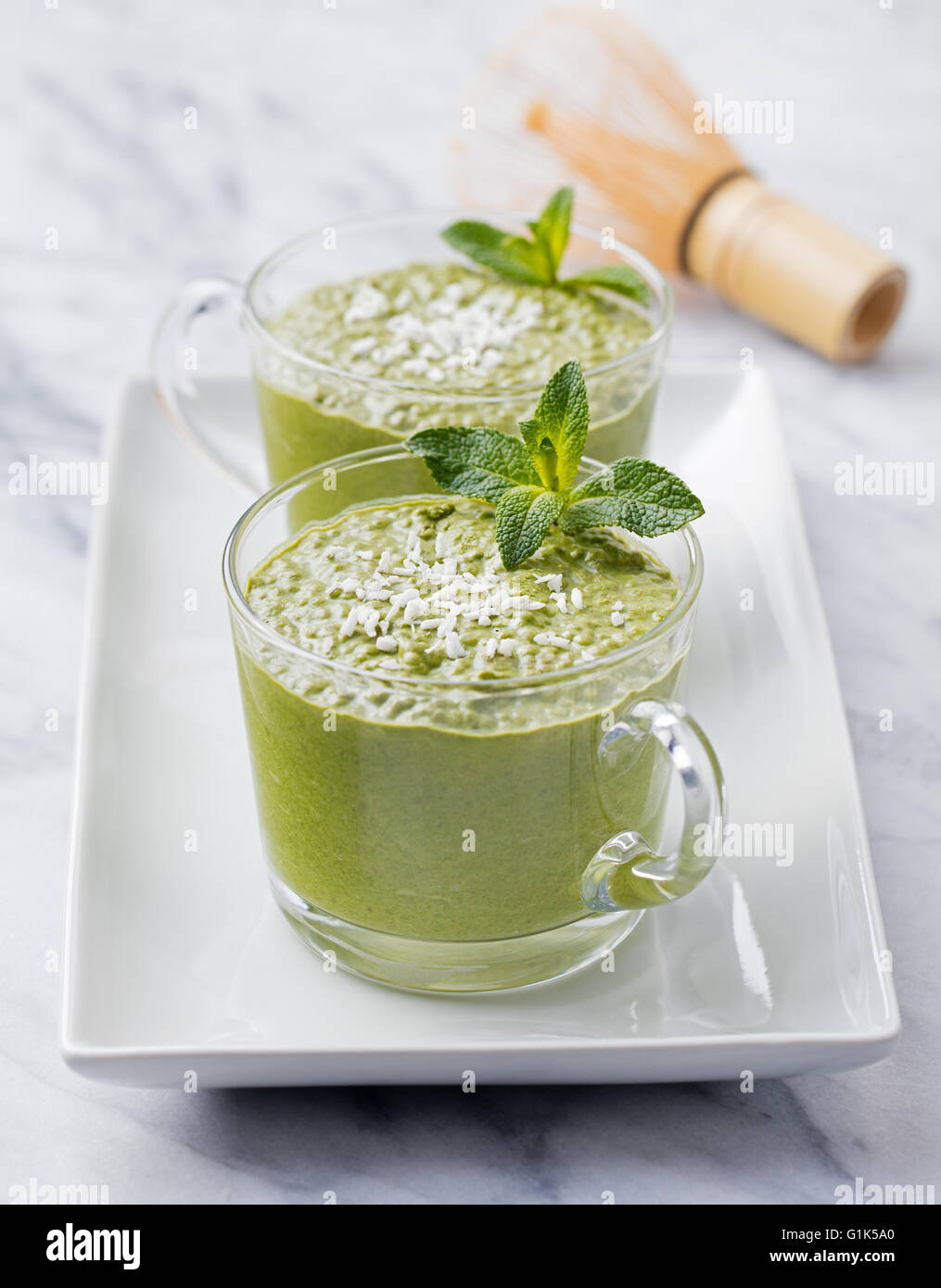 Té verde matcha la semilla de chía pudding, postre con menta fresca y coco  sobre un fondo de piedra blanca desayuno saludable Fotografía de stock -  Alamy