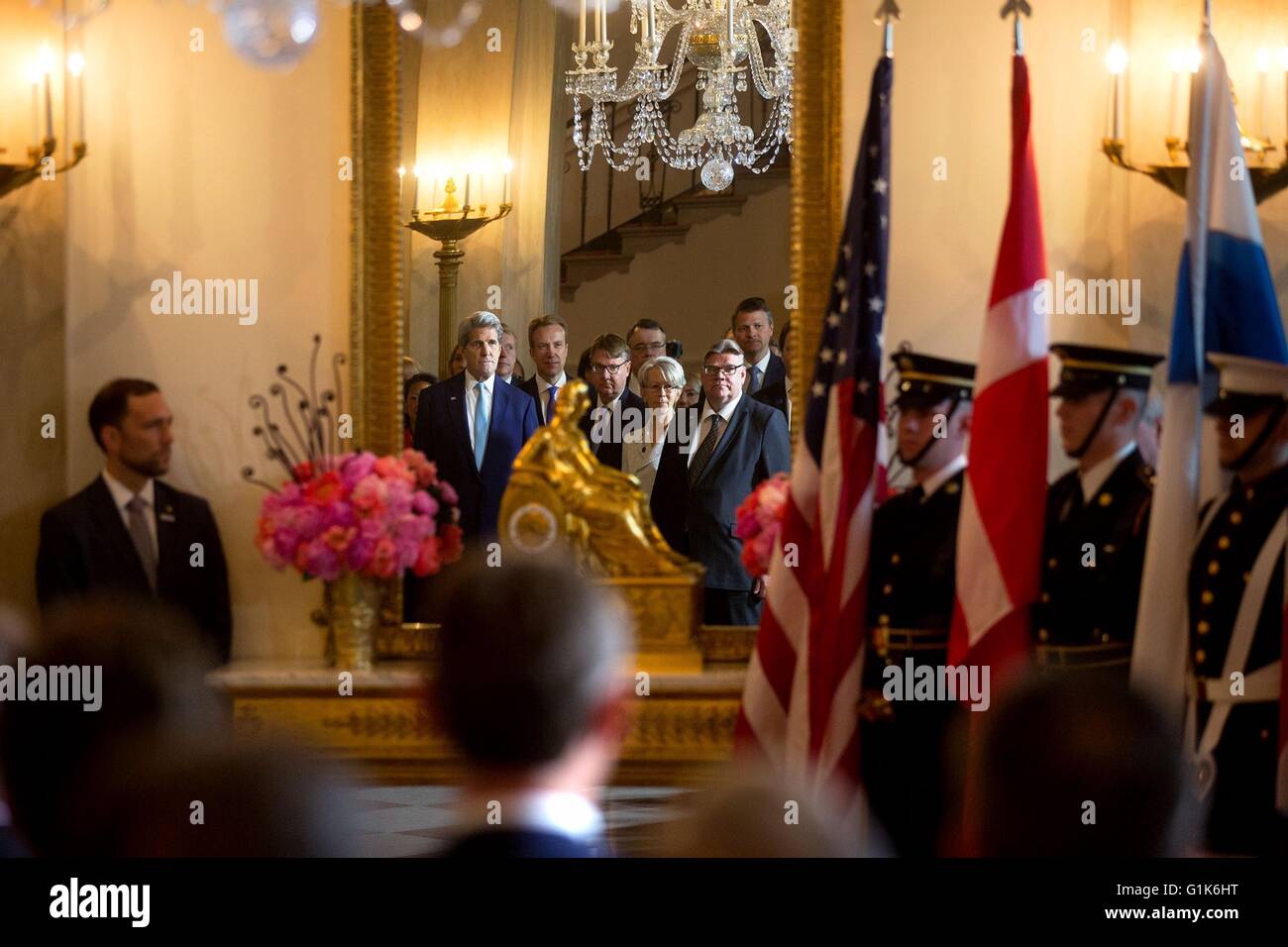 El Secretario de Estado estadounidense John Kerry se refleja en el espejo durante la ceremonia de llegada para los líderes nórdicos en el gran vestíbulo de la Casa Blanca el 13 de mayo de 2016 en Washington, DC. Foto de stock