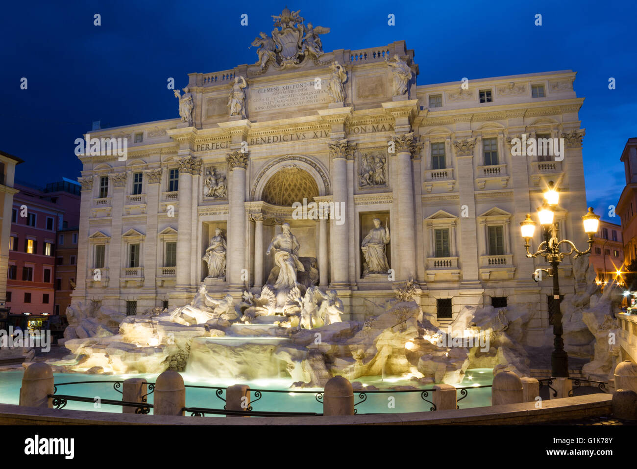 Fontana de Trevi en penumbra, Roma, Italia Foto de stock