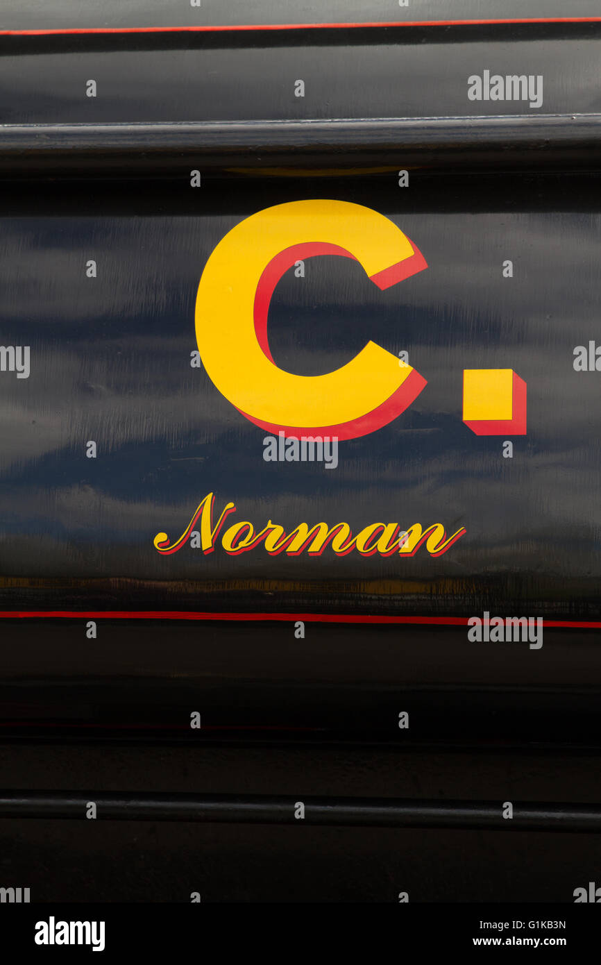 National Coal Board - BCN - industrial locomotora a vapor número 35  'Norman' con un primer plano de la mano pintada bajo el nombre de C  Fotografía de stock - Alamy