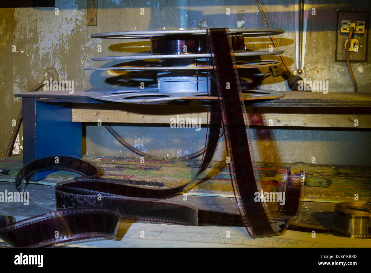 Vintage film sobre metal reel sentar en la mesa de empalme en el taller de teatro. Foto de stock