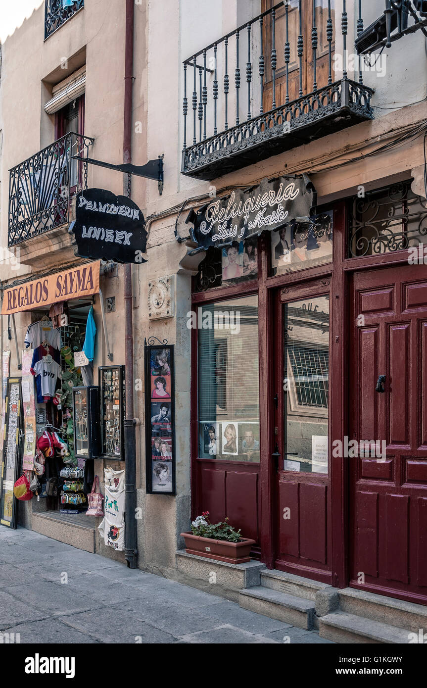 Calle de la ciudad de Salamanca con típicas tiendas de antigüedades.  Provincia de Castillay León, España Fotografía de stock - Alamy