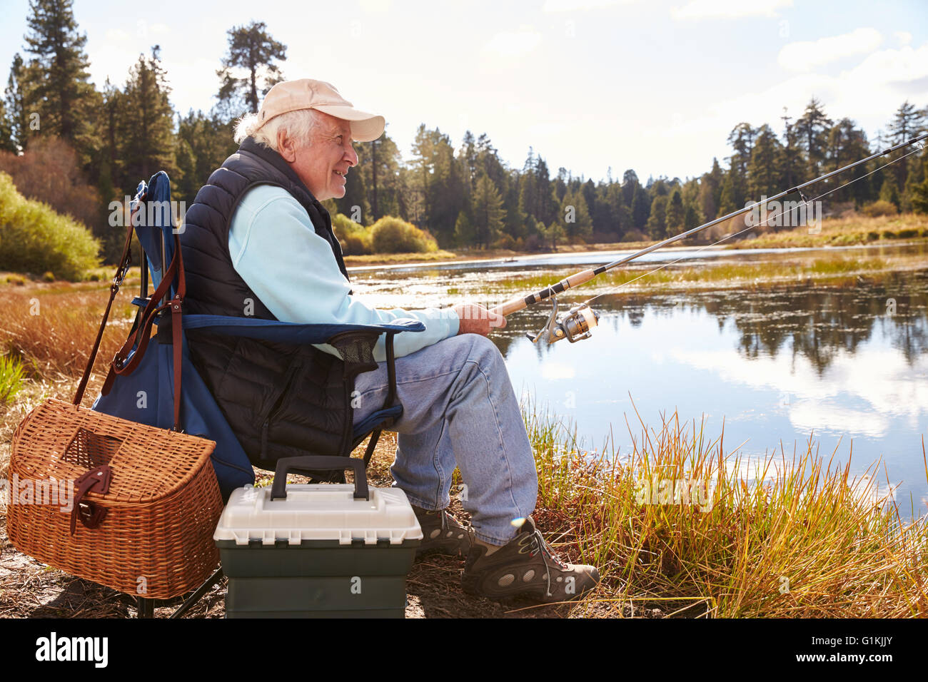 Hombre senior de pescar en un lago big bear, California, close-up Foto de stock
