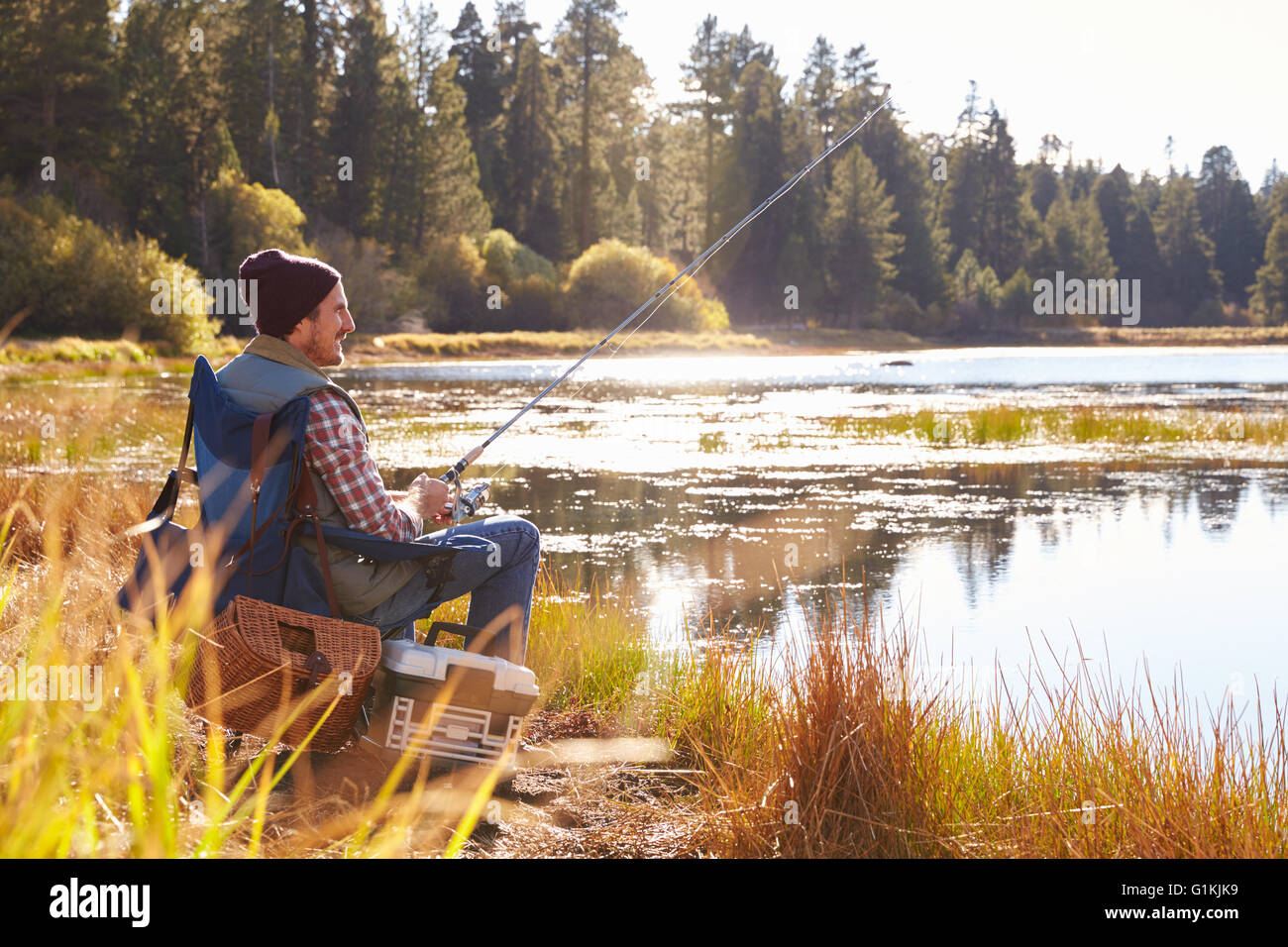 A mediados de la pesca por parte de un hombre adulto, del lago big bear, California, EE.UU. Foto de stock
