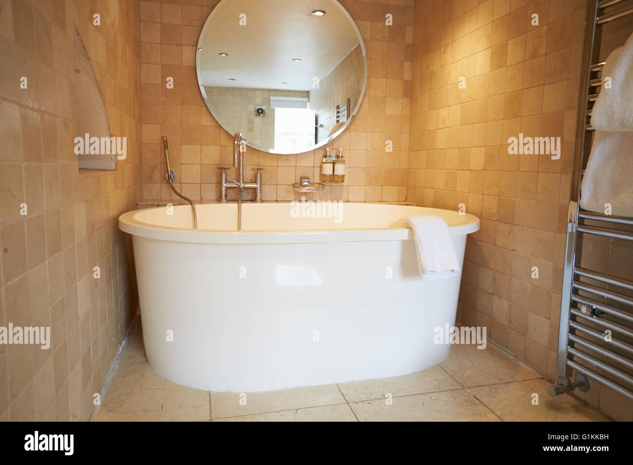 Bonito cuarto de baño con bañera y ducha independientes Foto de stock