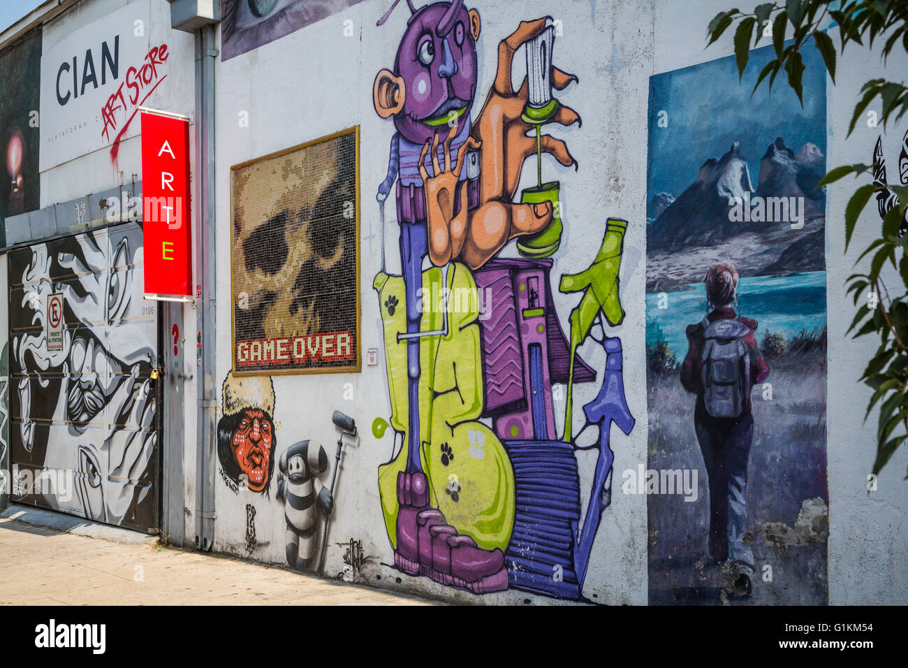 Arte en la calle, tiendas y graffiti a lo largo de la calle Pío Nono