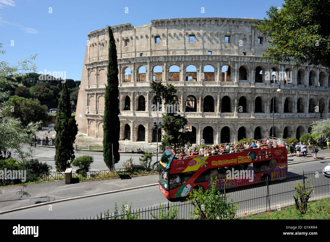 Italia, Roma, bus turístico y Coliseo Foto de stock