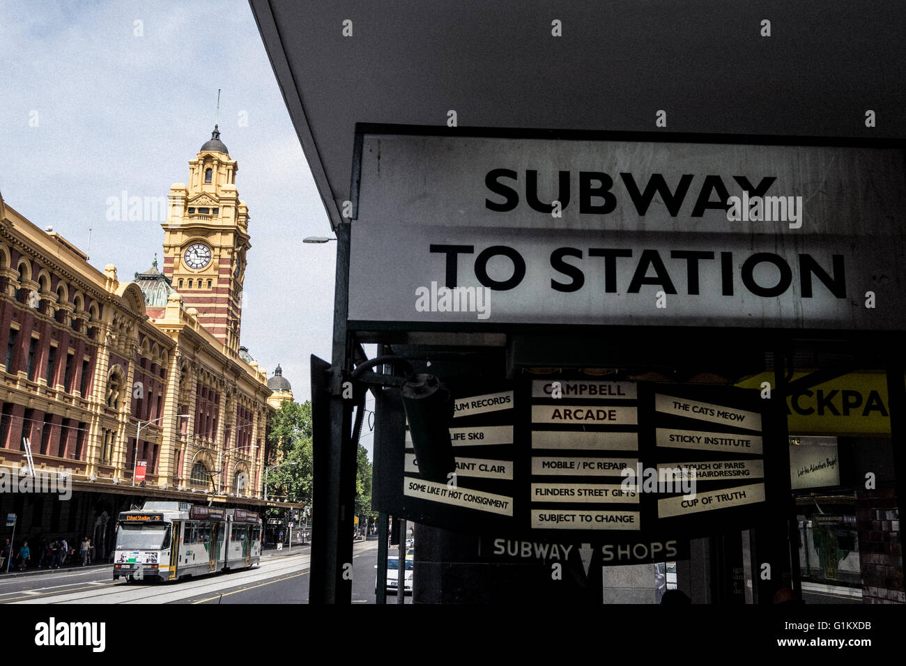 Un signo de metro cerca de la estación de tren de Flinders Street Melbourne Foto de stock
