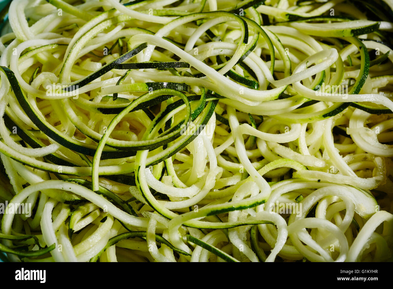 Verde de corte espiral zapallo italiano, raw, fresco y listo para cocinar  Fotografía de stock - Alamy
