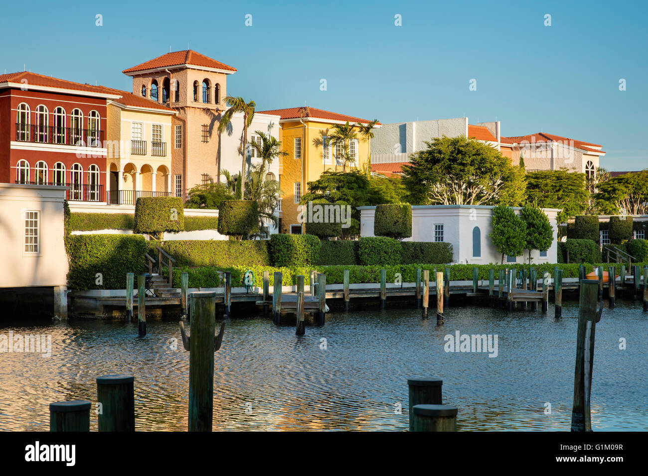Waterfront condominios con muelles de barcos, Naples, Florida, EE.UU. Foto de stock