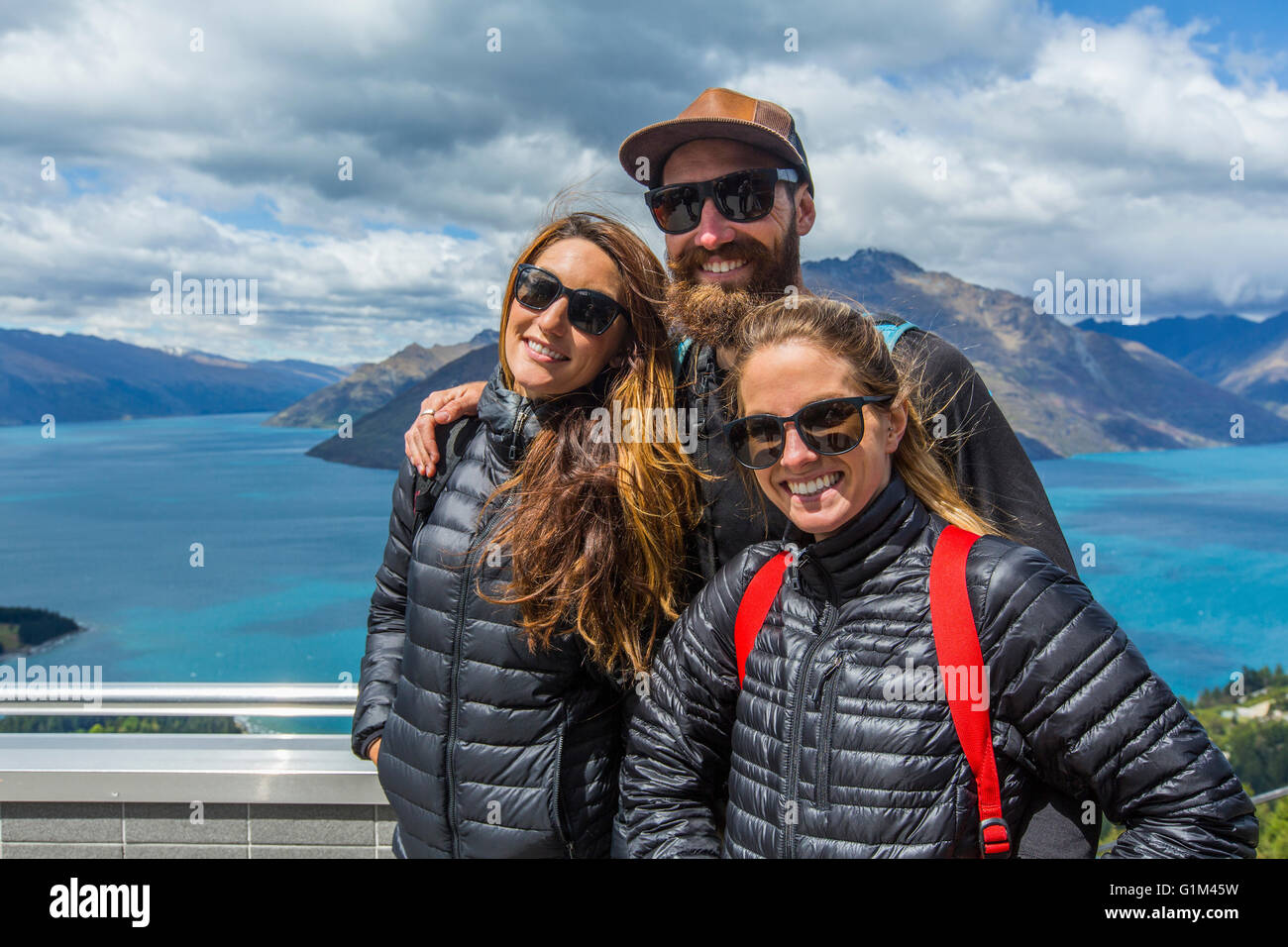 Excursionistas sonriente en punto panorámico, Queenstown, Nueva Zelanda Otago, Foto de stock
