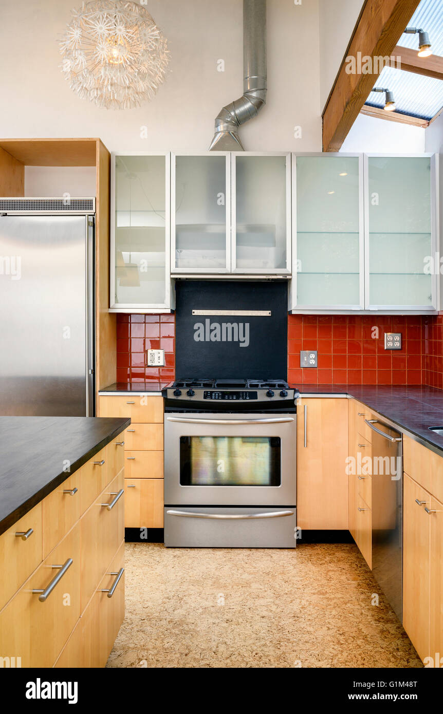 Horno de acero inoxidable y encimera integral en isla central unidad en  cocina moderna con suelos de madera Fotografía de stock - Alamy