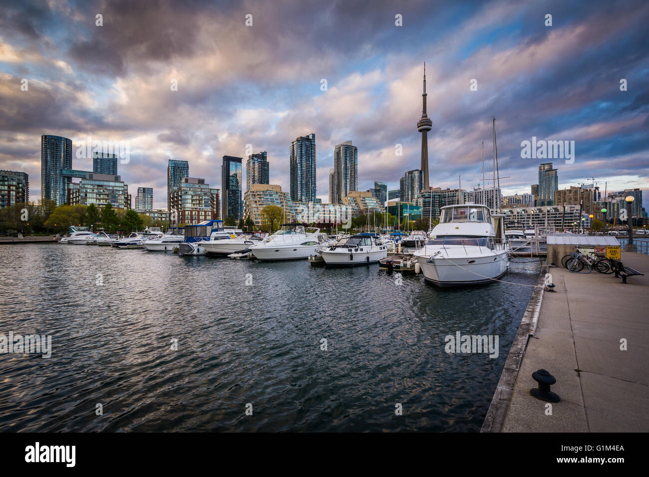 Marina y el contorno del centro de la ciudad al atardecer, en el Harbourfront en Toronto, Ontario. Foto de stock
