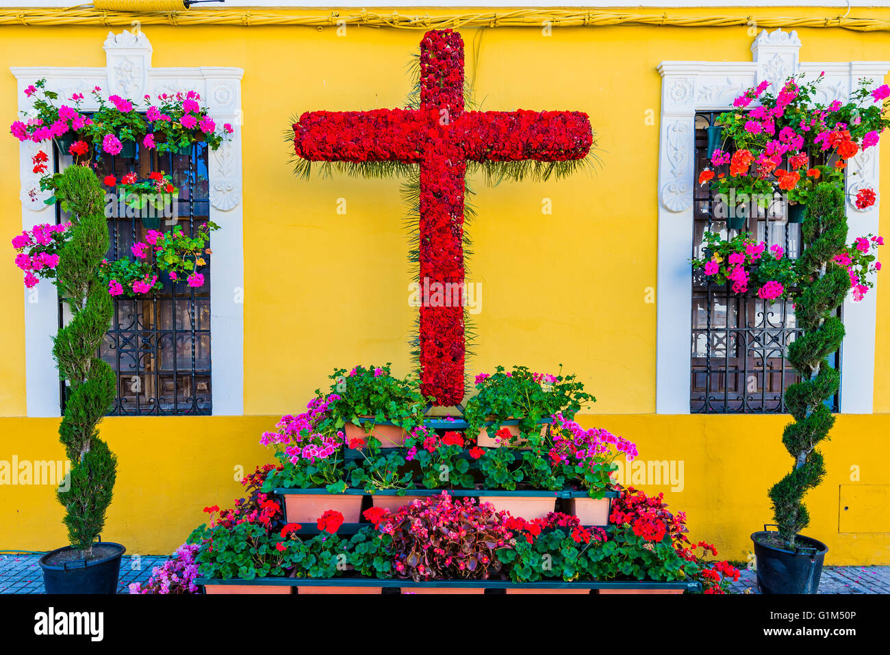 Las Cruces de Mayo Festival, Cruces de Mayo, se celebra en muchas partes  del mundo. Córdoba, España Fotografía de stock - Alamy