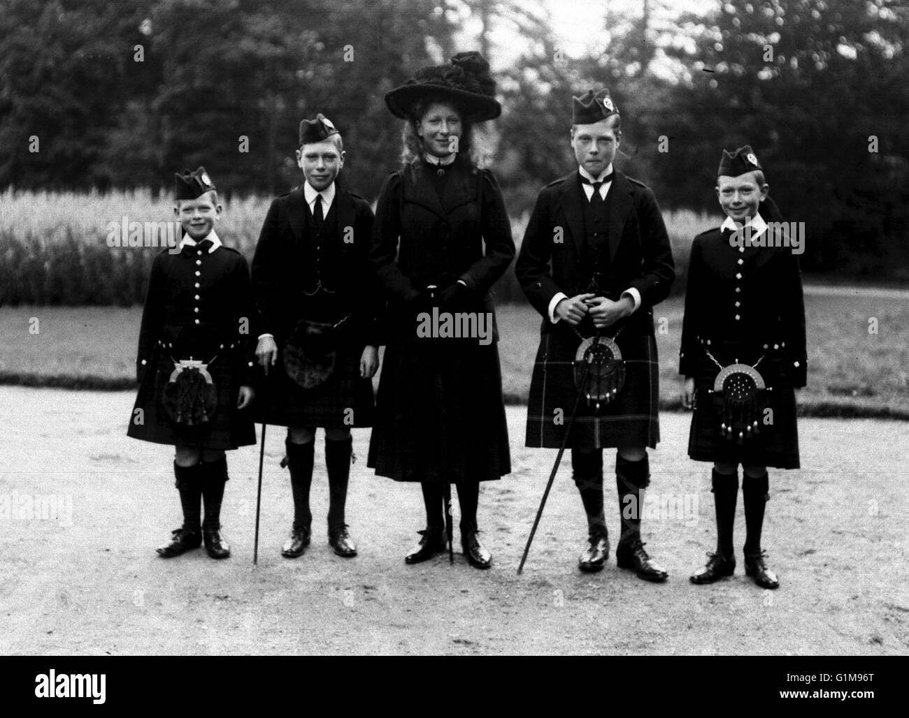 1910: un archivo de biblioteca imagen de Prince George (más tarde Duque de Kent), el Príncipe Alberto (George VI), la Princesa María (Princesa Real), Prince Edward (Duque de Windsor)y el príncipe Henry, Duque de Gloucester)en los terrenos del castillo de Balmoral, Escocia, vistiendo vestido Highland. ... Royal Children ... 01-01-1910 ... Balmoral ... Escocia ... Crédito de la foto debe leer: PA/Única referencia nº 1240786 ... Foto de stock