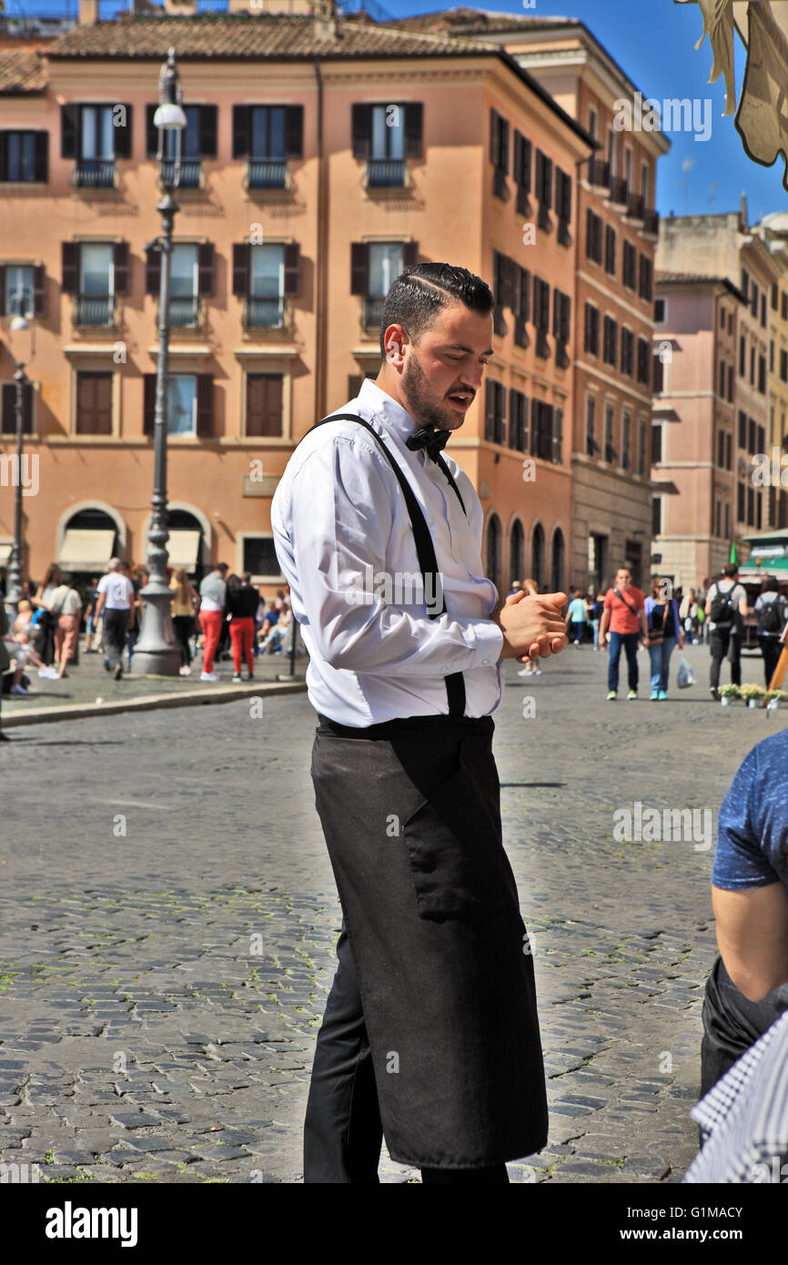 Tomando un pedido de camarero en un restaurante de la Piazza Navona, Roma Foto de stock