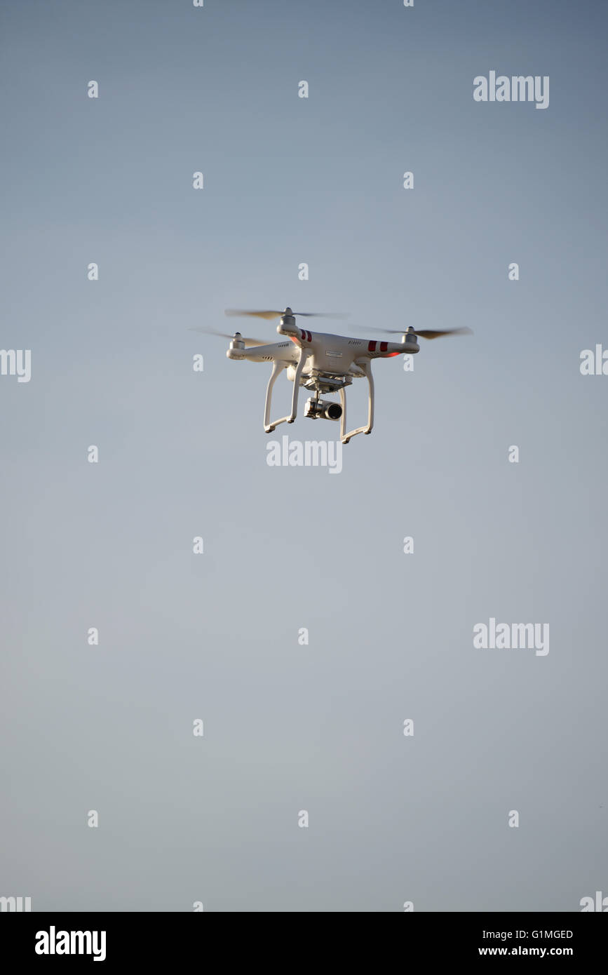 Drone volando en el cielo Foto de stock