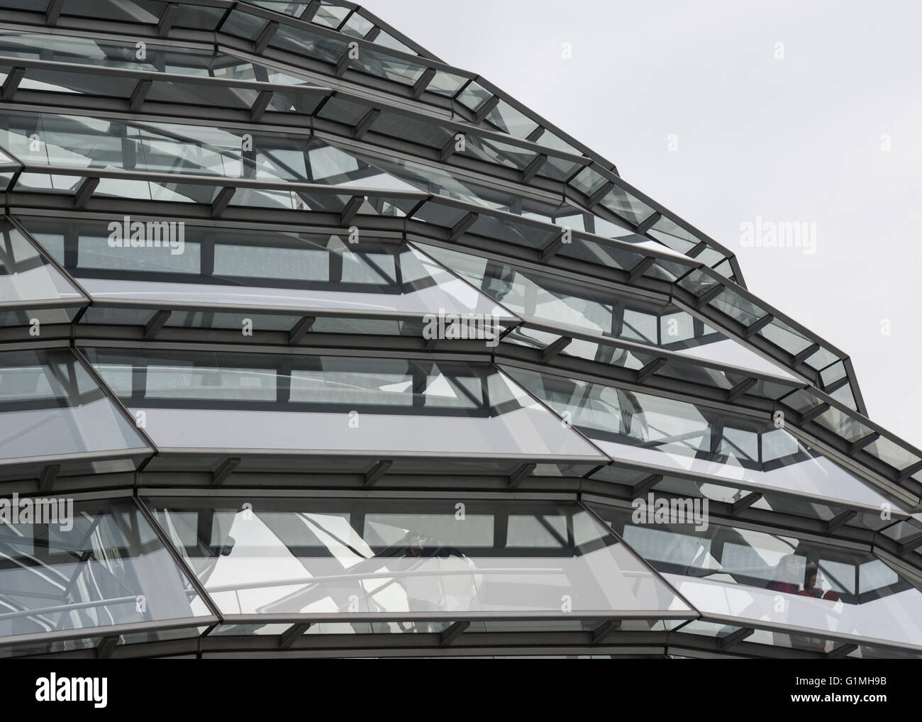 Exterior de la cúpula de cristal en el Reichstag alemán Foto de stock