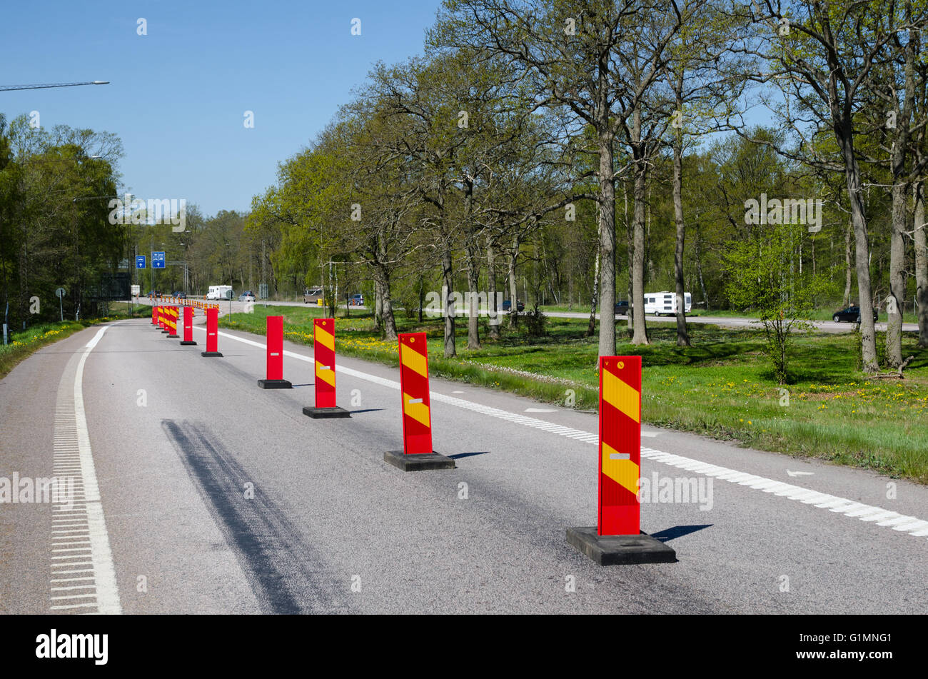 Fila de coloridas barreras a la isla sueca de Öland Foto de stock