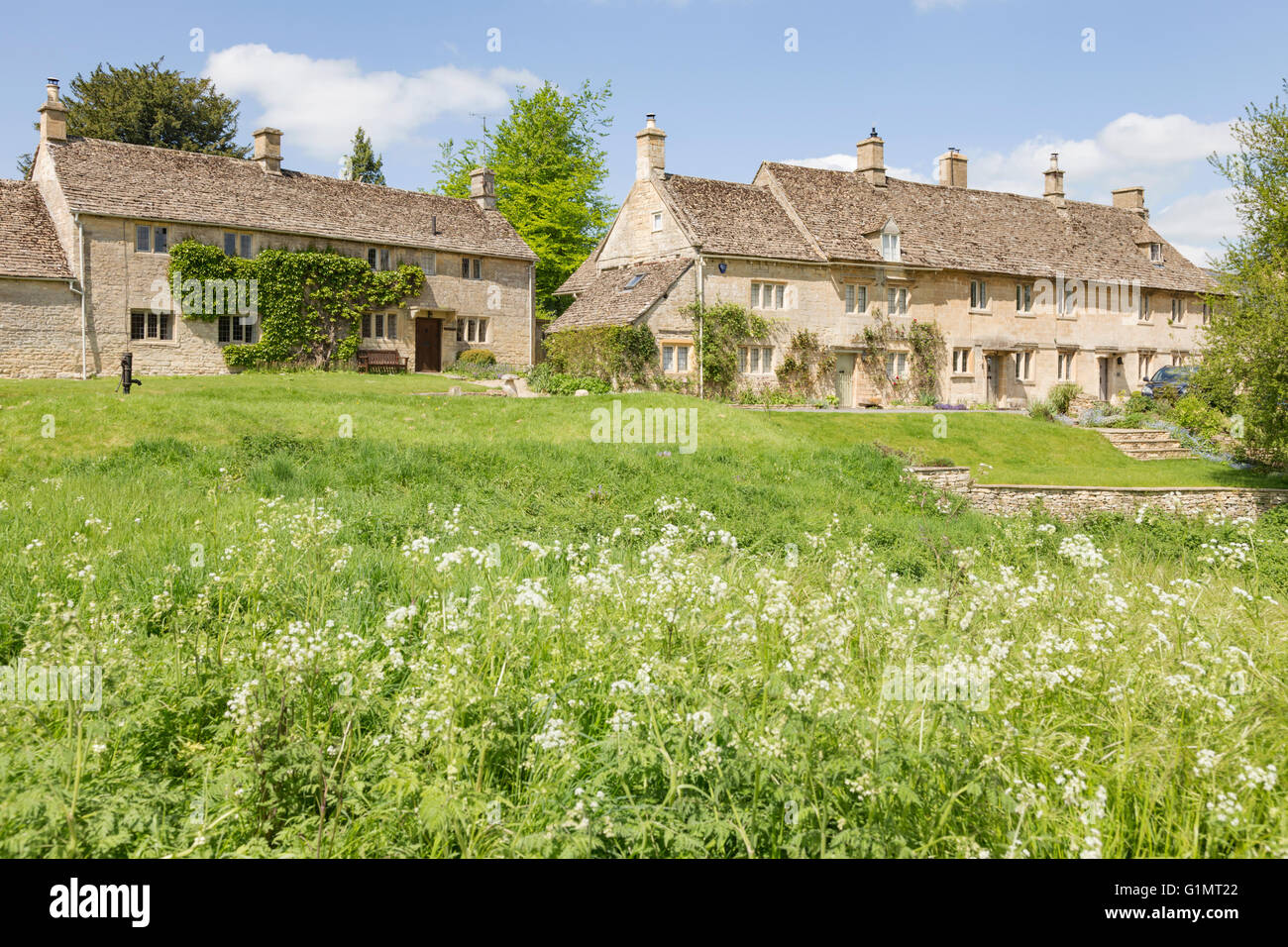 La pintoresca aldea de Cotswold poco Barrington, Gloucestershire, Inglaterra, Reino Unido. Foto de stock