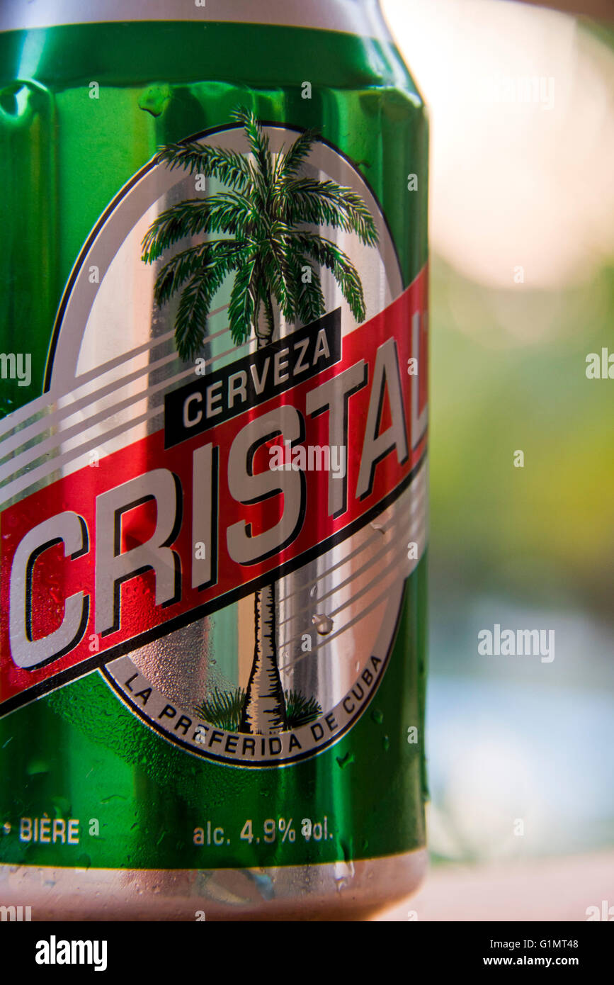 Cerrar vista vertical de una lata de cerveza Cristal en Cuba Fotografía de  stock - Alamy
