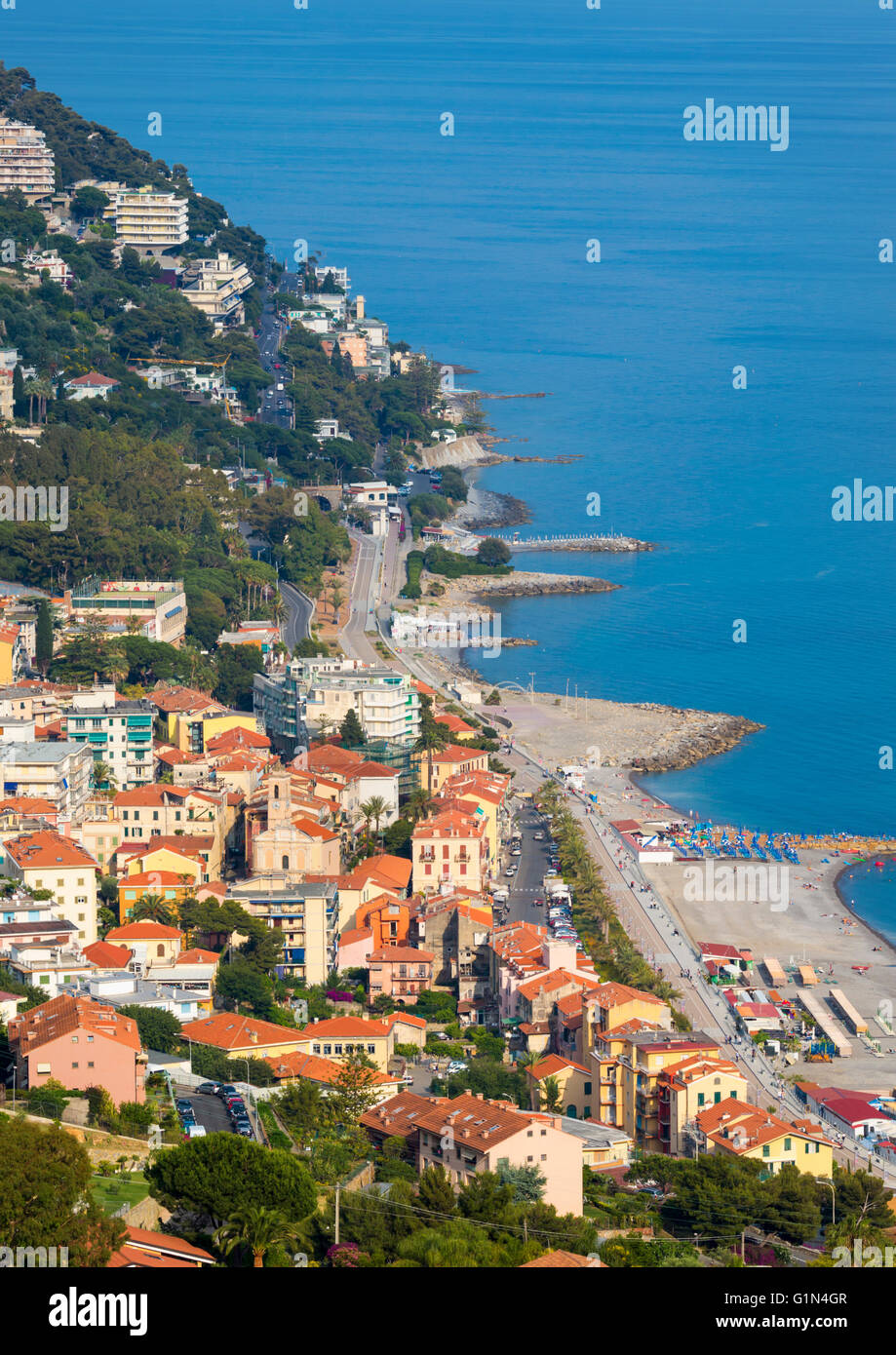 Ospedaletti, provincia de Imperia, Liguria, Italia. Popular ciudad de la Riviera dei Fiori, de la costa de Flores. Foto de stock