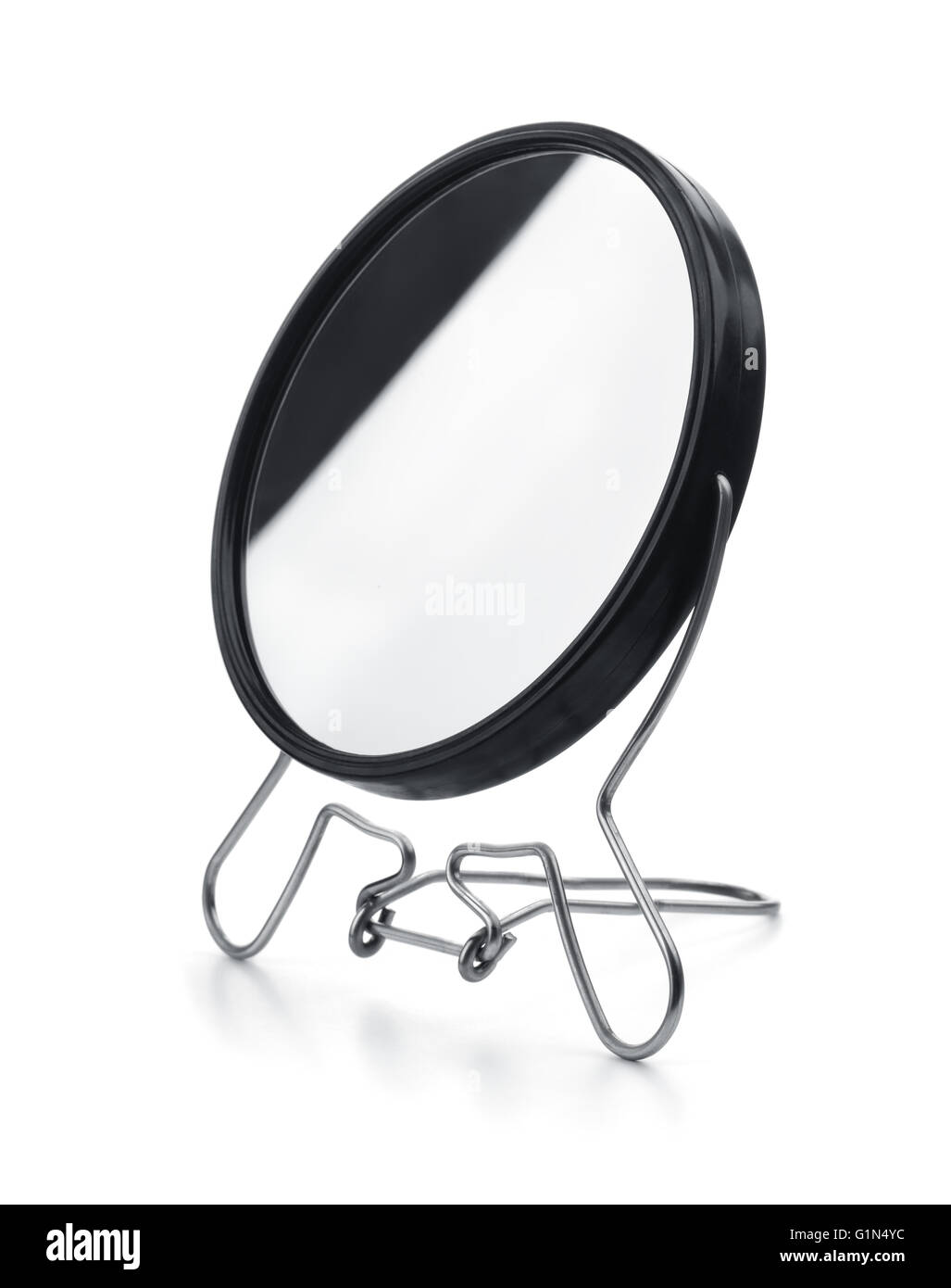 Plástico negro espejo de maquillaje aislado en blanco Foto de stock
