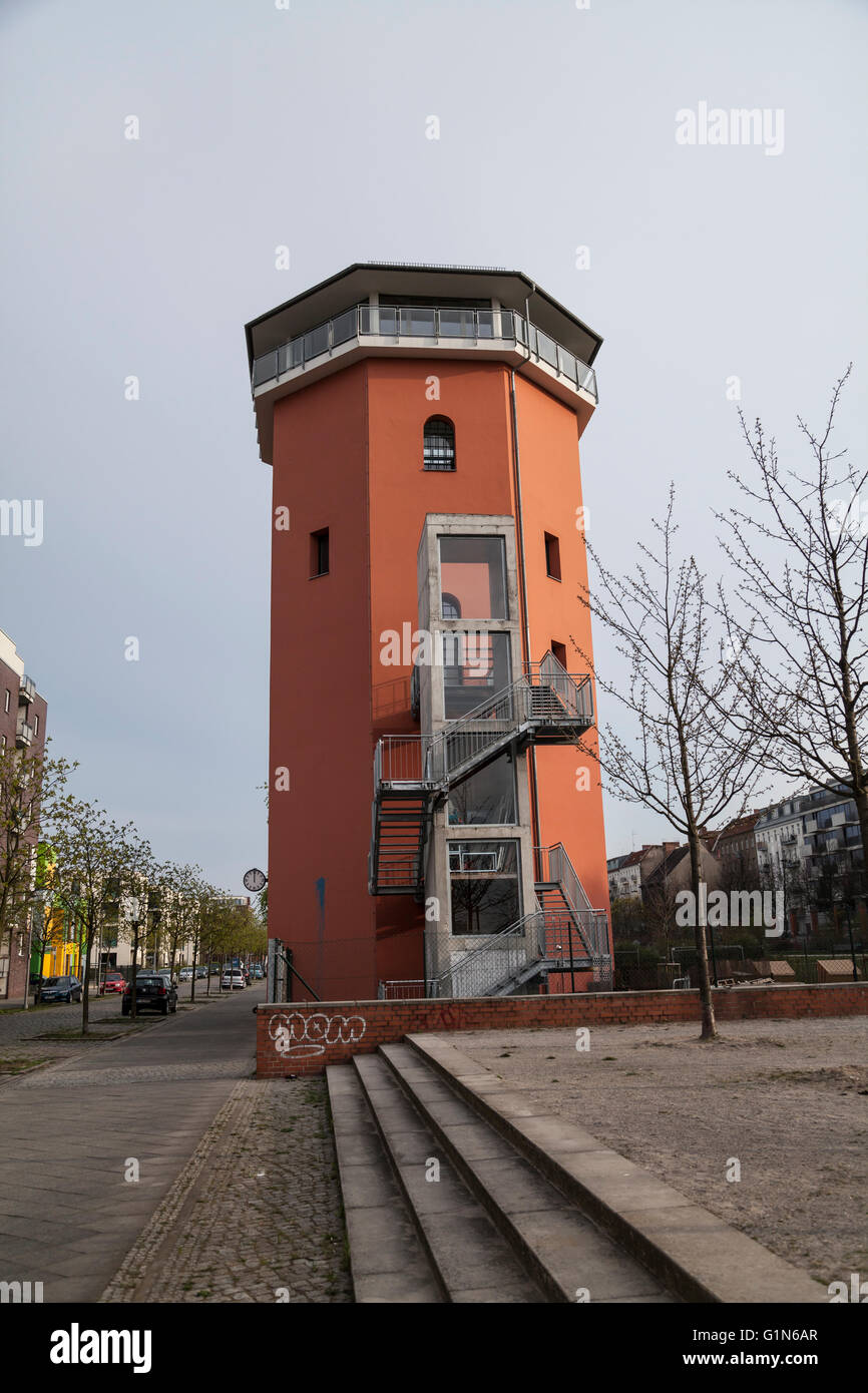 Viejo Watertower en Berlín Friedrichshain Foto de stock