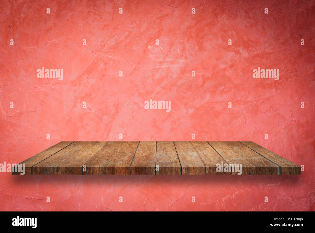 Perspectiva de vacío superior en estante de madera roja de fondo de pared Foto de stock