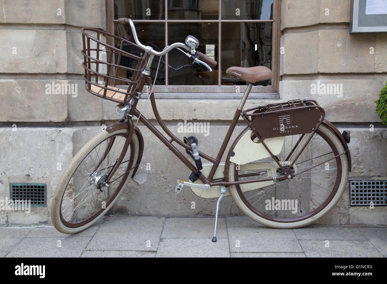 Fuera del casco de bicicleta Bank Hotel y restaurante en Oxford,  Inglaterra, Reino Unido Fotografía de stock - Alamy