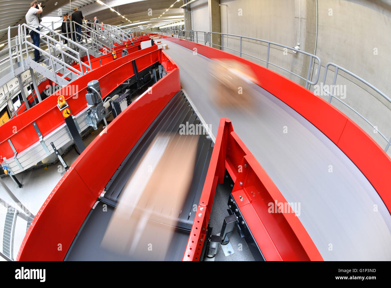 Paquetes en movimiento sobre una cinta transportadora en un nuevo centro de  distribución de DHL en Kleinmachnow, Alemania, 18 de mayo de 2016. El nuevo  sistema de distribución tiene una superficie de