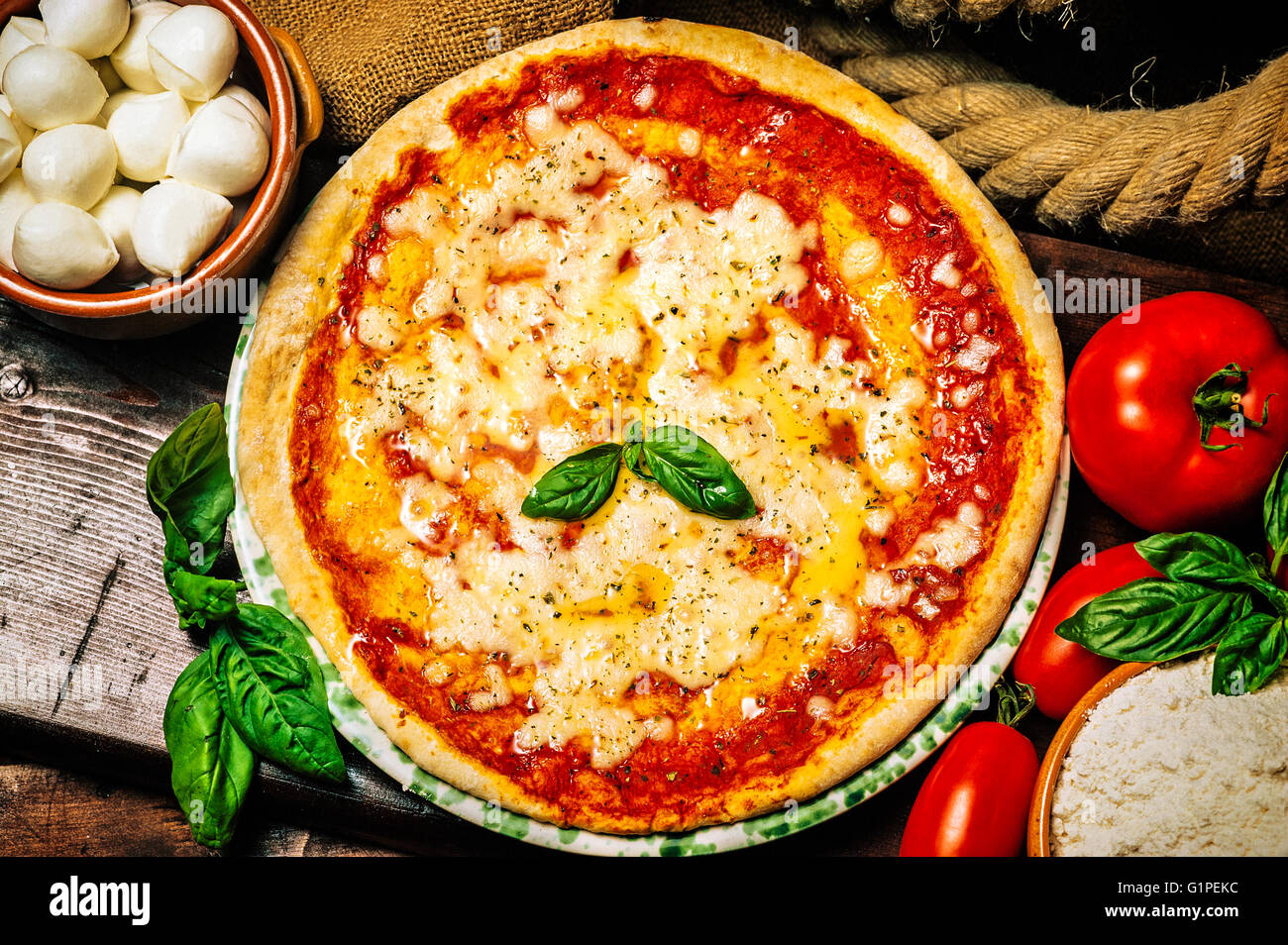 Comida italiana - Pizza Margherita, Foto de stock