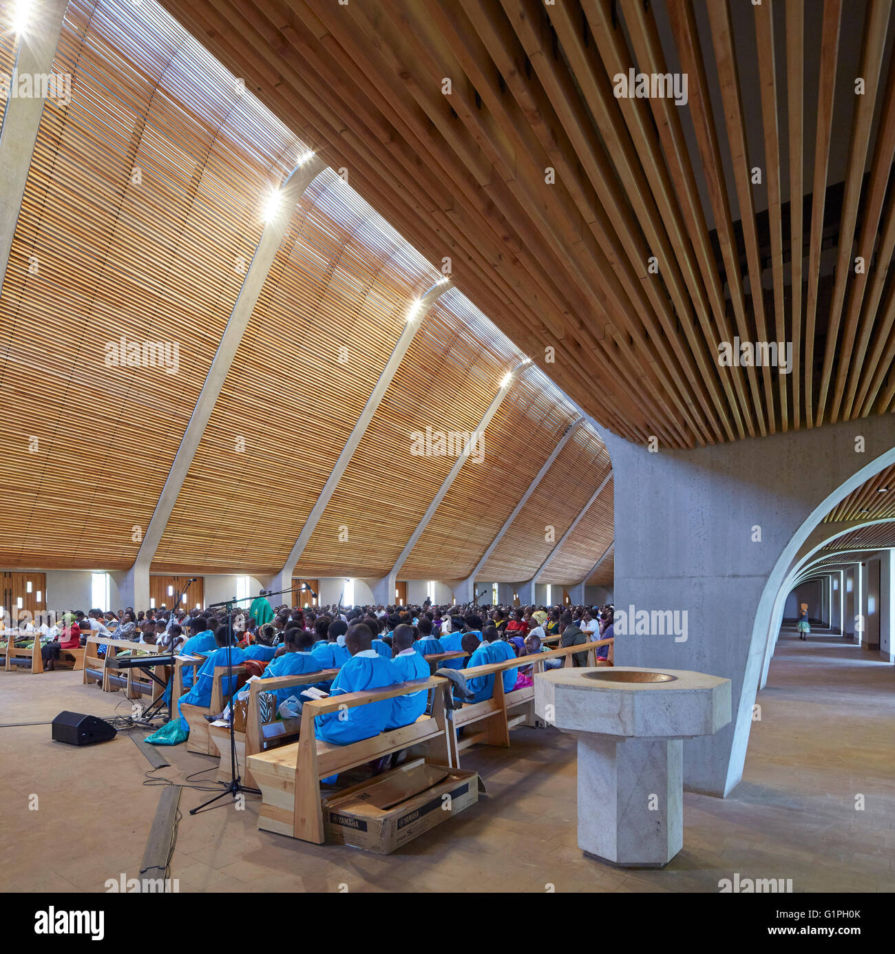 Interior de la catedral durante la primera misa. La Catedral del