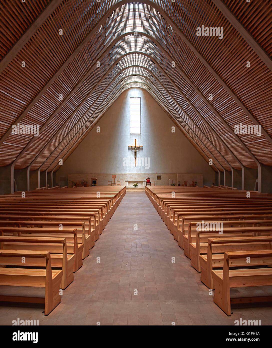 Vista interior de la catedral nave hacia abajo. La Catedral del Sagrado